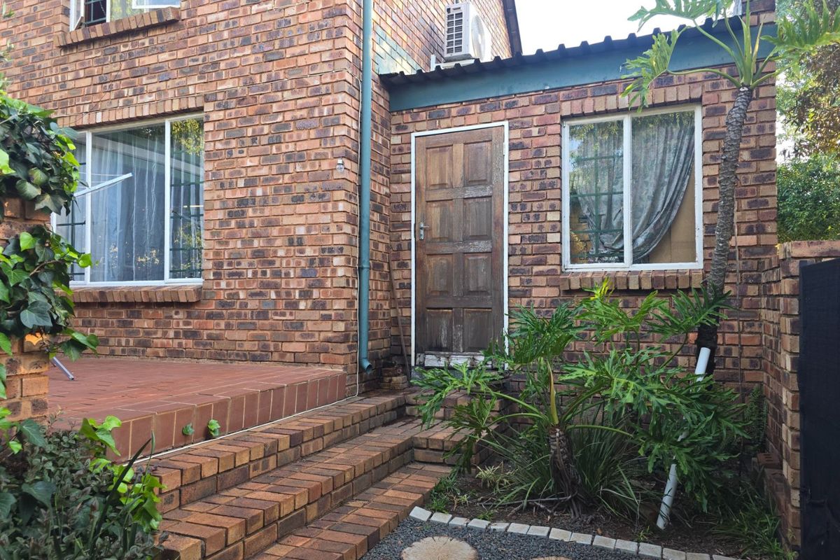Townhouse For Sale in Zwartkop - Photo 2