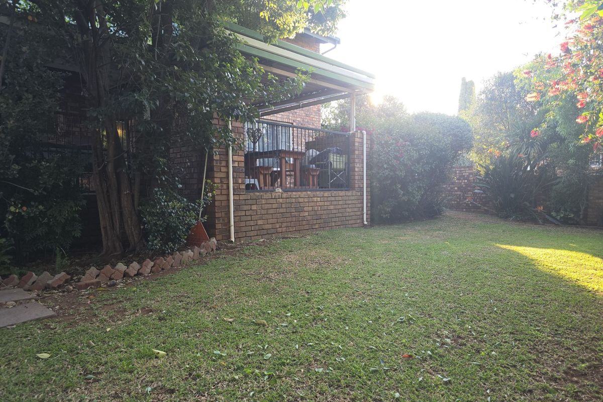 Townhouse For Sale in Zwartkop - Photo 3
