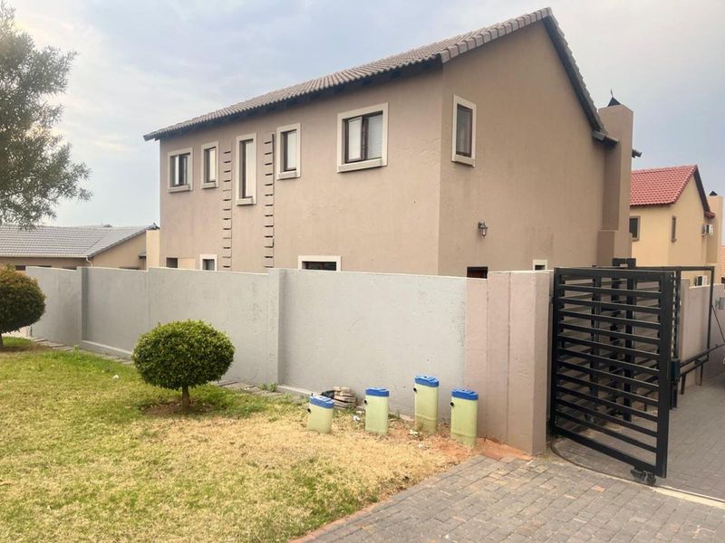 House For Sale in Amberfield Glen - Photo 2