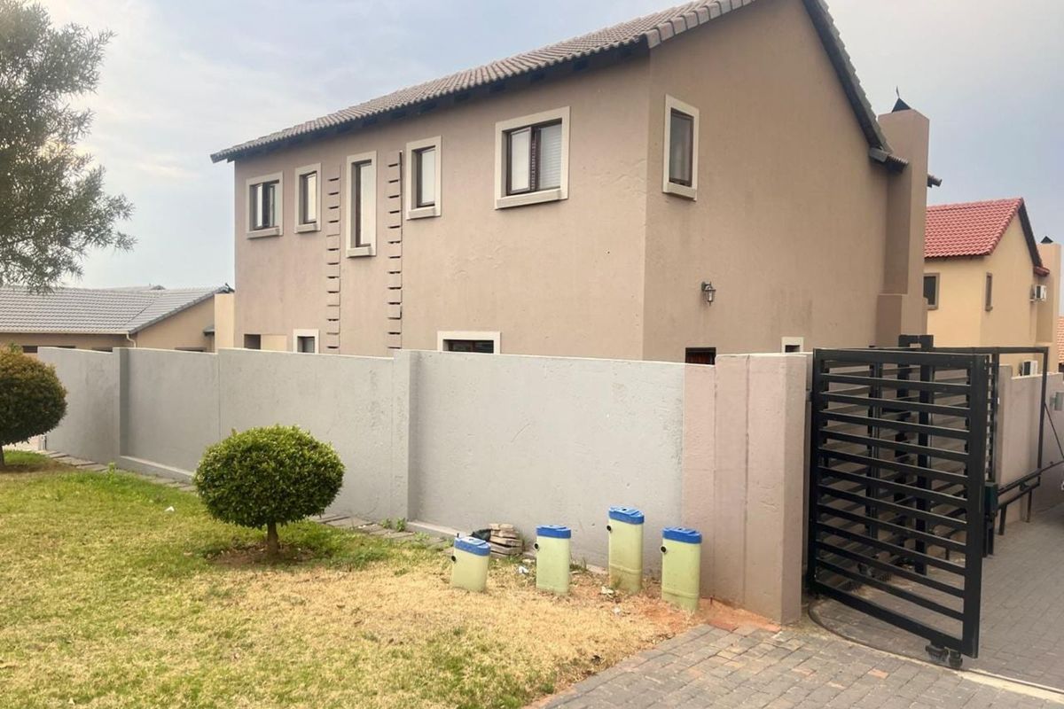 House For Sale in Amberfield Glen - Photo 2