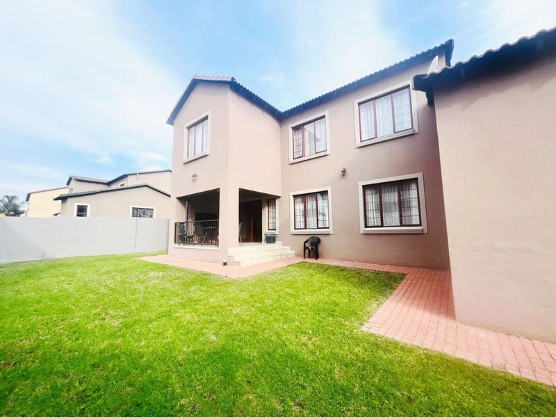 House For Sale in Amberfield Glen - Photo 3