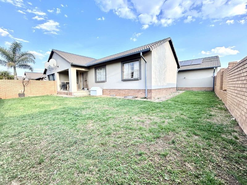 Townhouse For Sale in Mooikloof Ridge - Photo 1