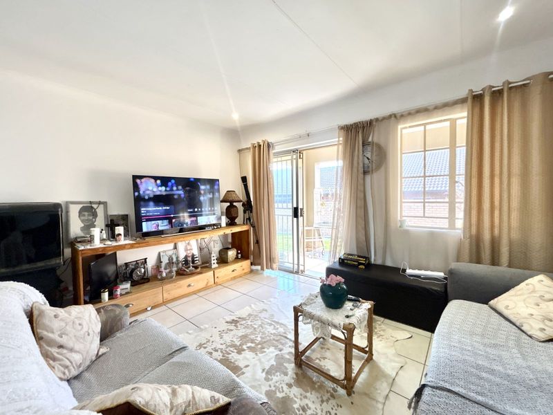 Townhouse For Sale in Mooikloof Ridge - Photo 4