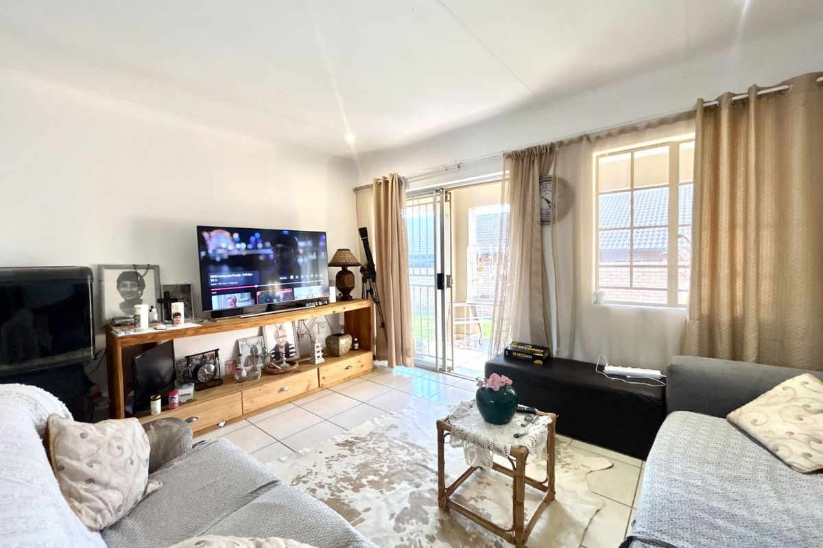 Townhouse For Sale in Mooikloof Ridge - Photo 4