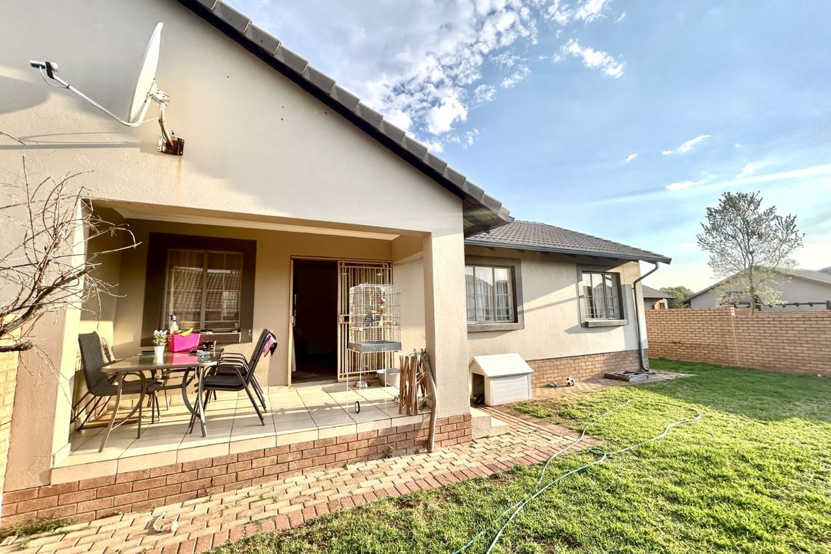 Townhouse For Sale in Mooikloof Ridge - Photo 2