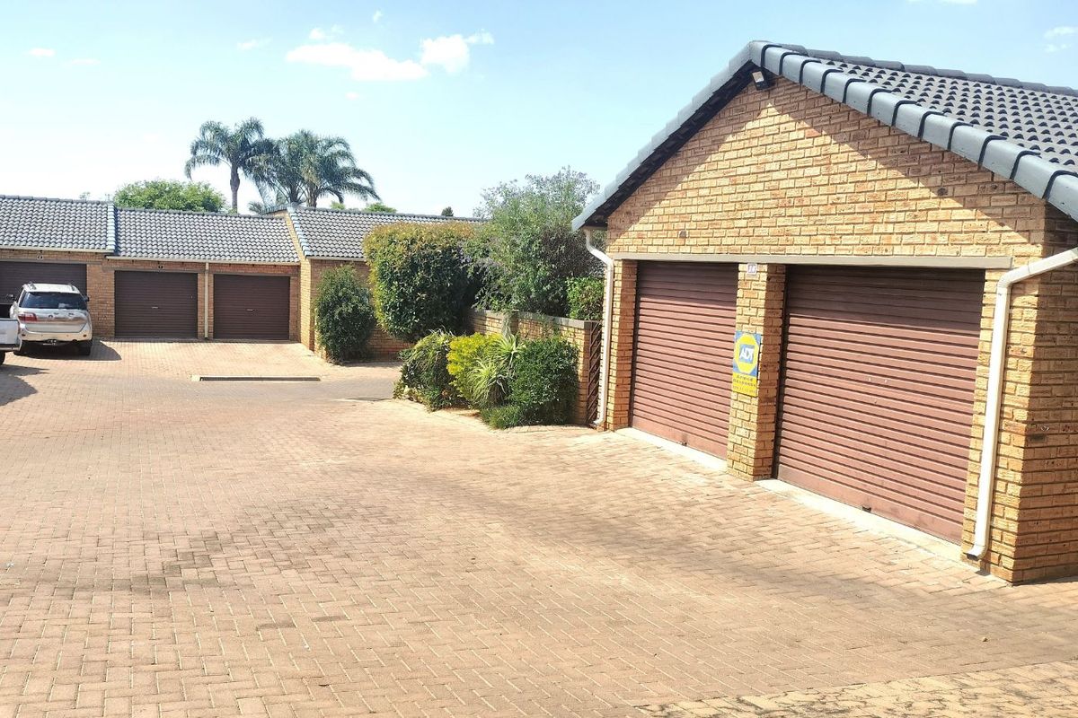 Townhouse For Sale in Allen's Nek - Photo 3