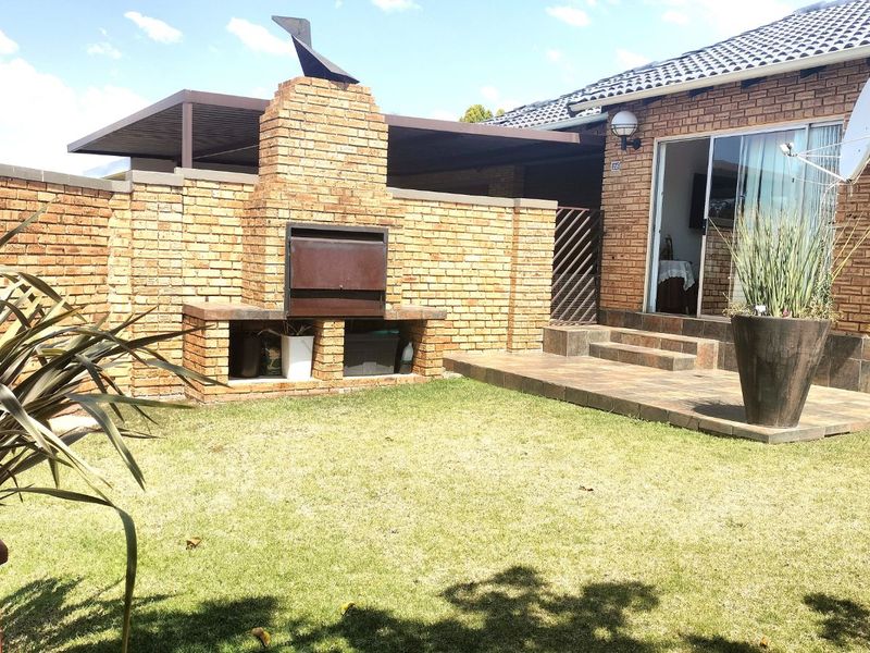 Townhouse For Sale in Allen's Nek - Photo 4