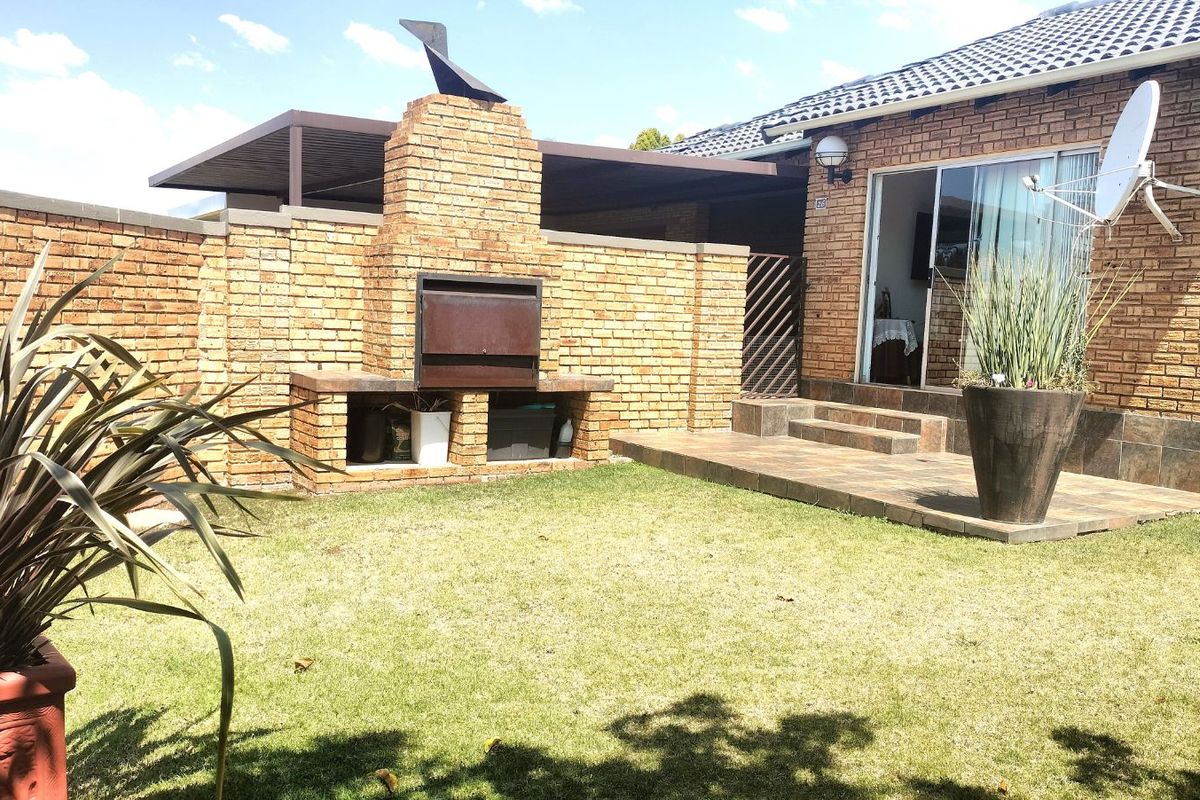 Townhouse For Sale in Allen's Nek - Photo 4