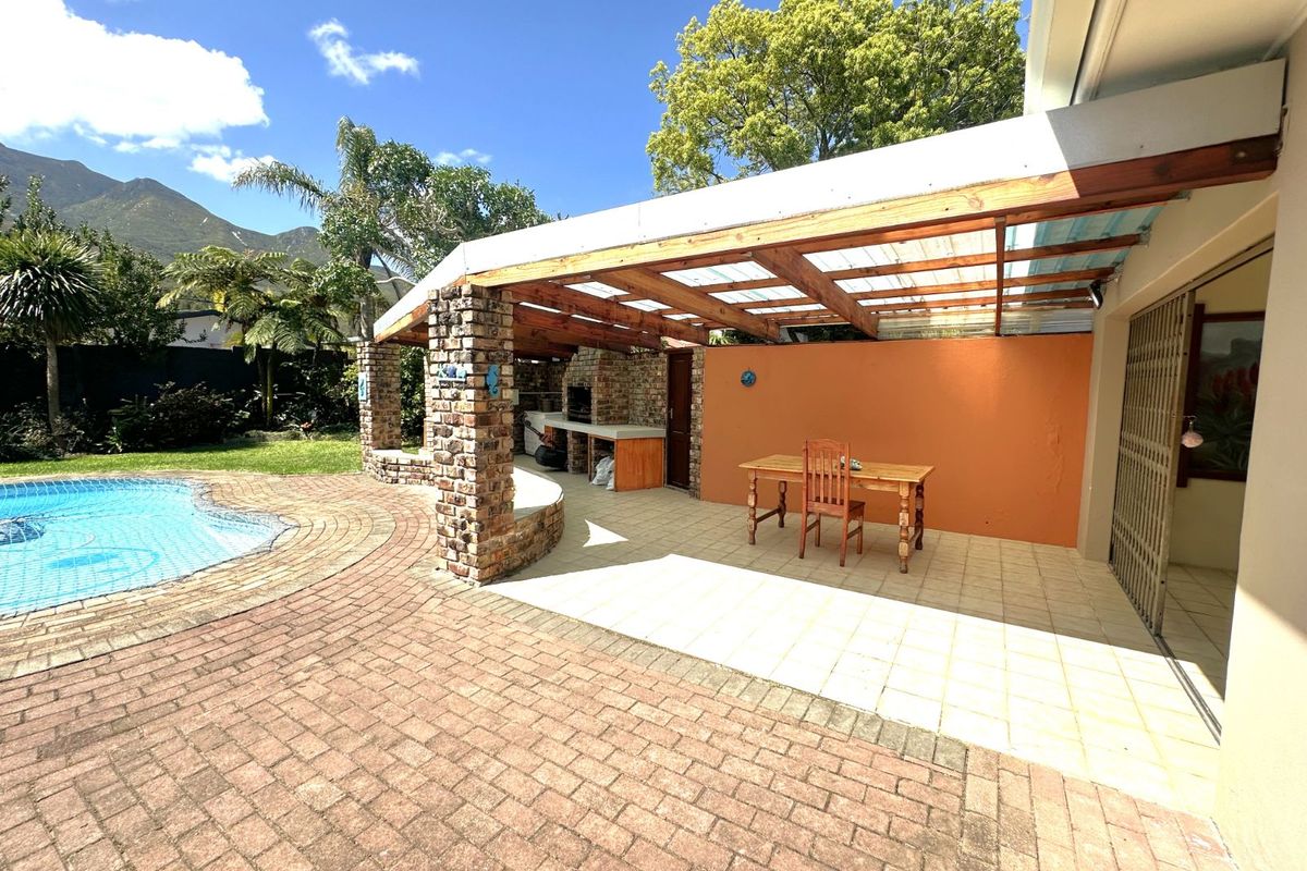 House For Sale in Glen Barrie - Photo 2