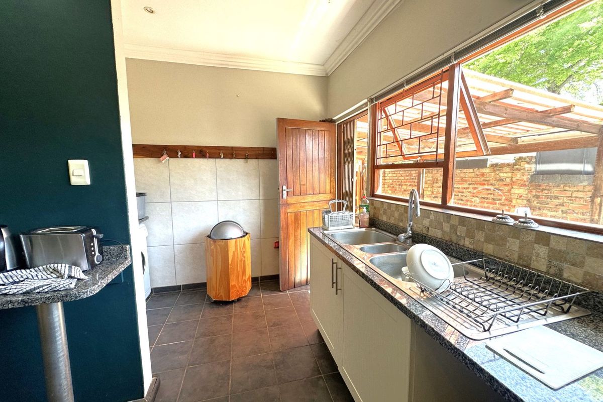 House For Sale in Glen Barrie - Photo 5