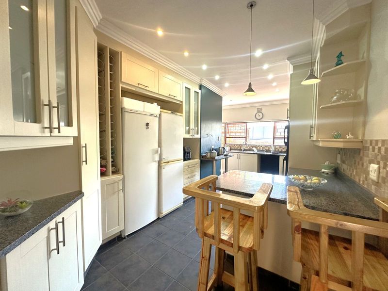 House For Sale in Glen Barrie - Photo 3