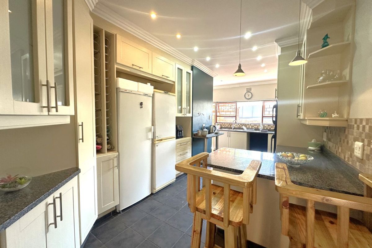 House For Sale in Glen Barrie - Photo 3