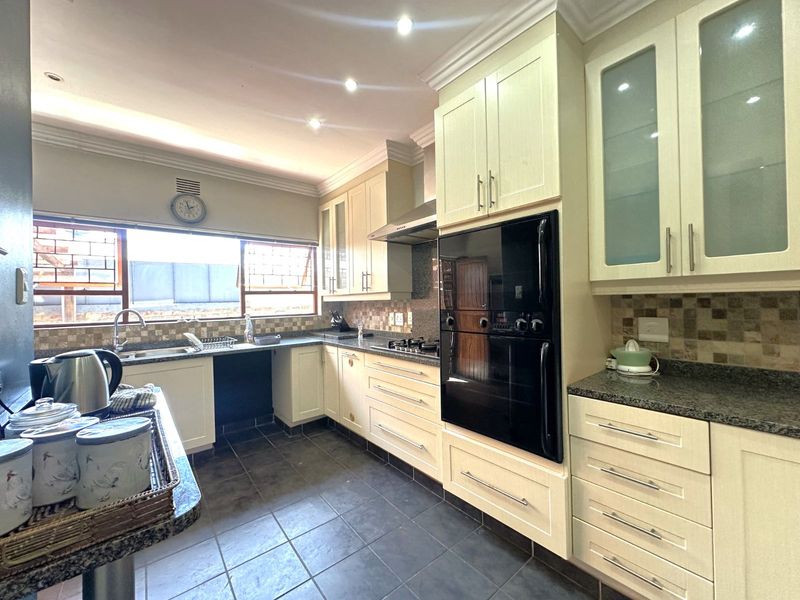 House For Sale in Glen Barrie - Photo 4