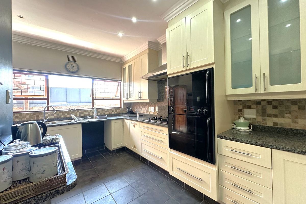 House For Sale in Glen Barrie - Photo 4