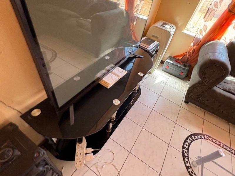 House For Sale in Roodepan - Photo 4