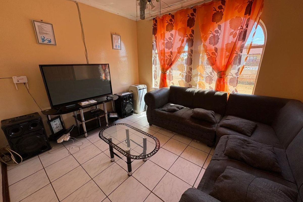 House For Sale in Roodepan - Photo 2