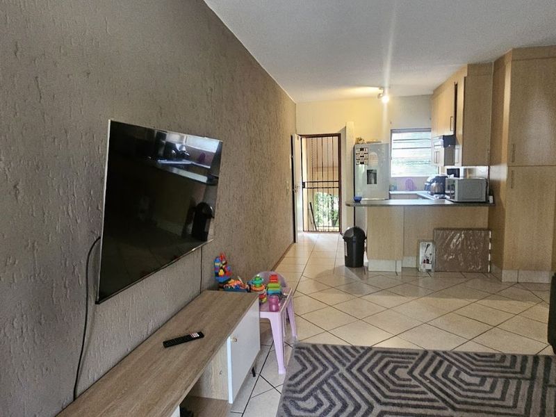 Apartment For Sale in Lonehill - Photo 6