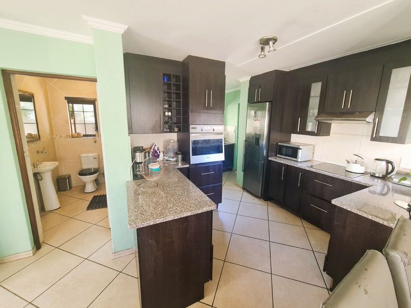 House For Sale in Raslouw Gardens - Photo 2