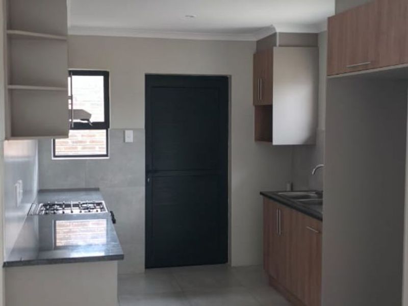 Townhouse To Rent in Secunda Central - Photo 7