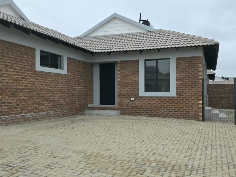 Townhouse To Rent in Secunda Central - Photo 2