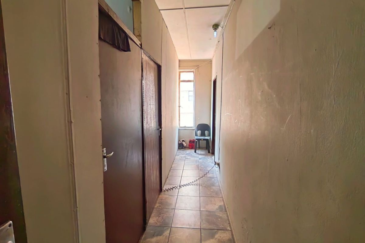 Apartment For Sale in Sunnyside - Photo 2