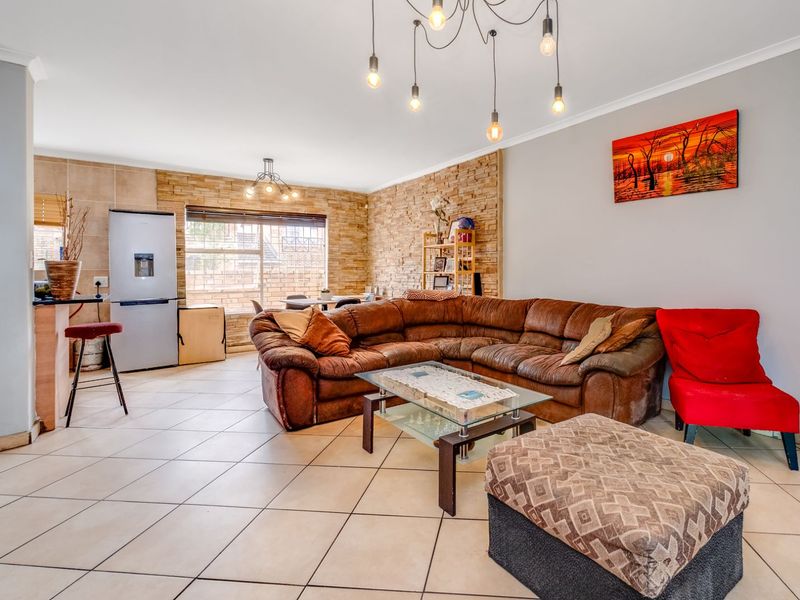 Townhouse For Sale in Wilgeheuwel - Photo 3