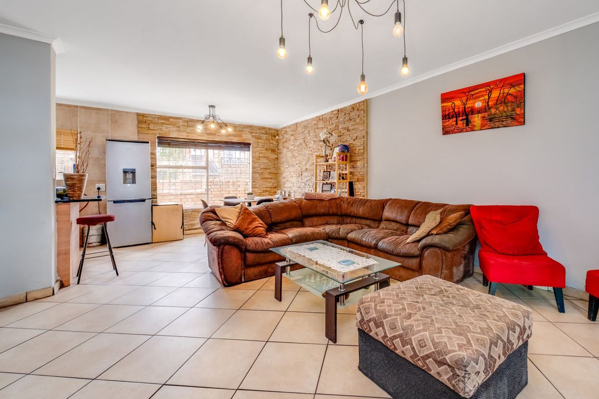 Townhouse For Sale in Wilgeheuwel - Photo 3