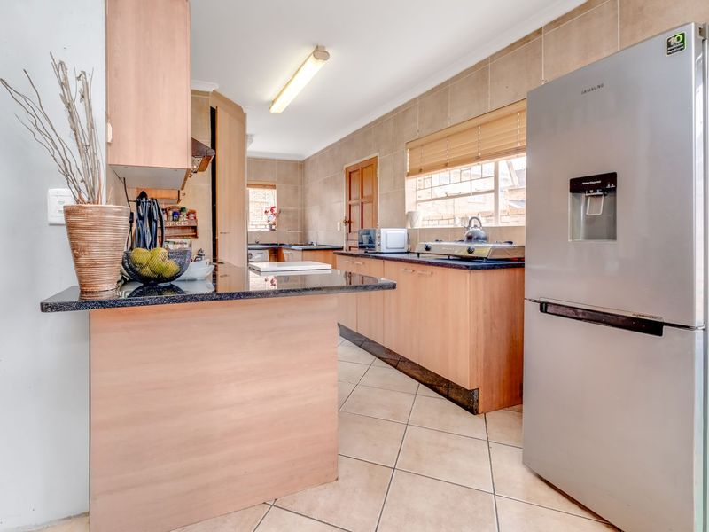 Townhouse For Sale in Wilgeheuwel - Photo 7