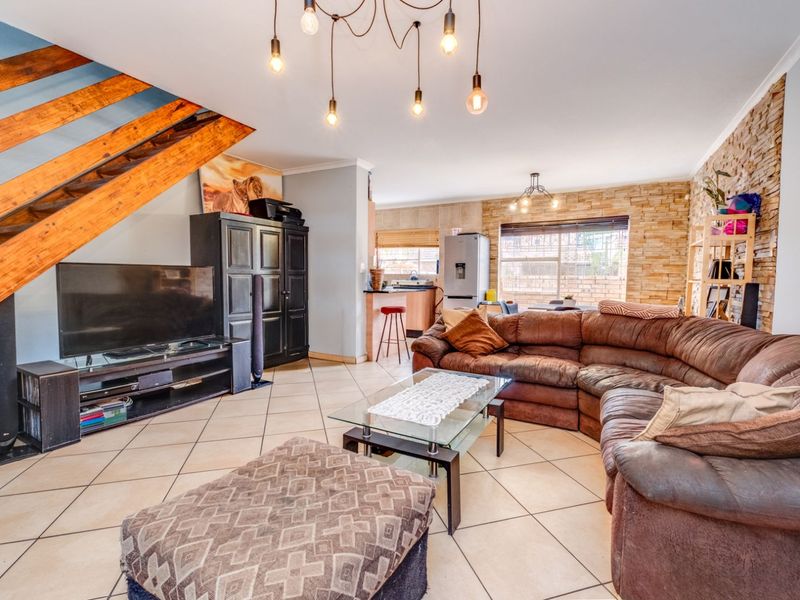 Townhouse For Sale in Wilgeheuwel - Photo 2