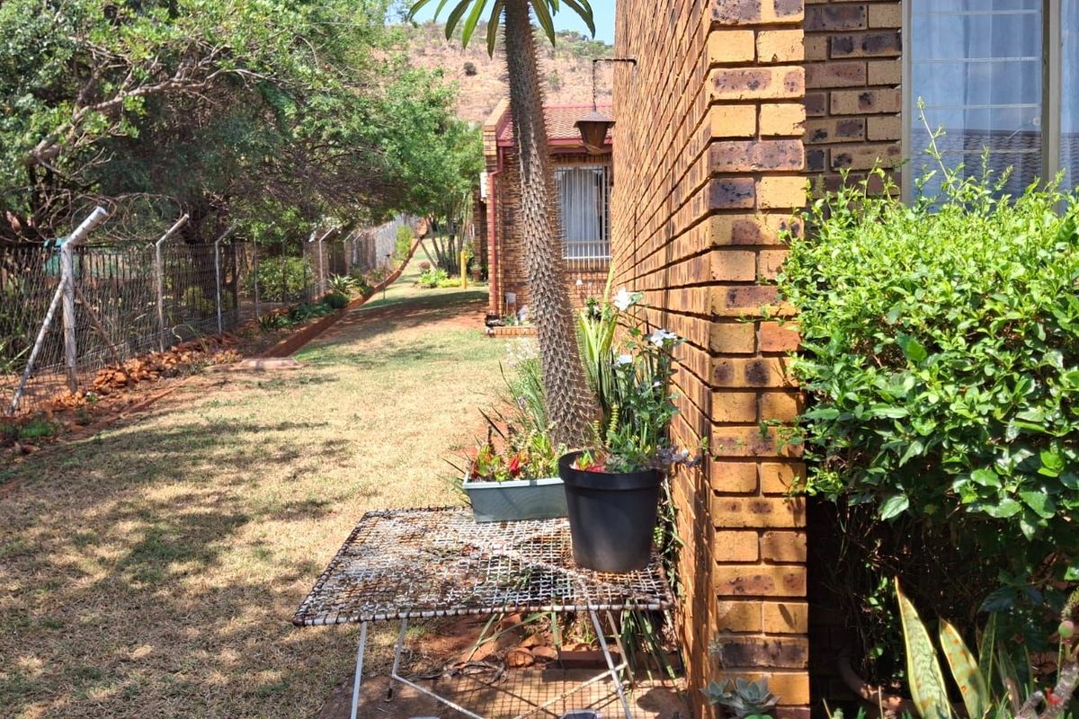 Townhouse For Sale in Pretoria North - Photo 2
