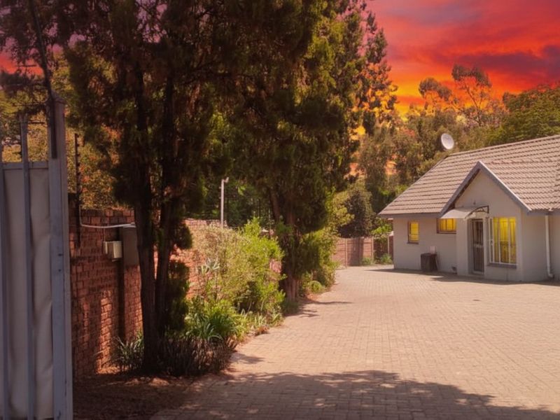 House For Sale in Johannesburg North - Photo 2