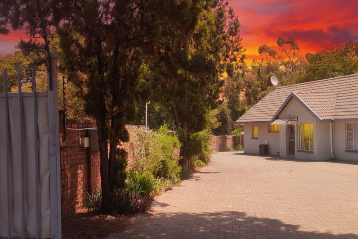 House For Sale in Johannesburg North - Photo 2