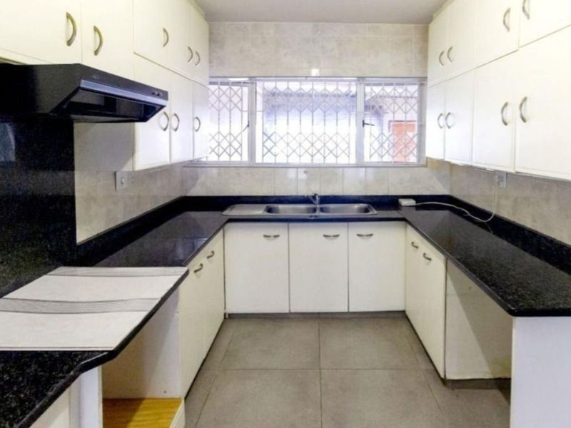 Townhouse For Sale in Bluff - Photo 5