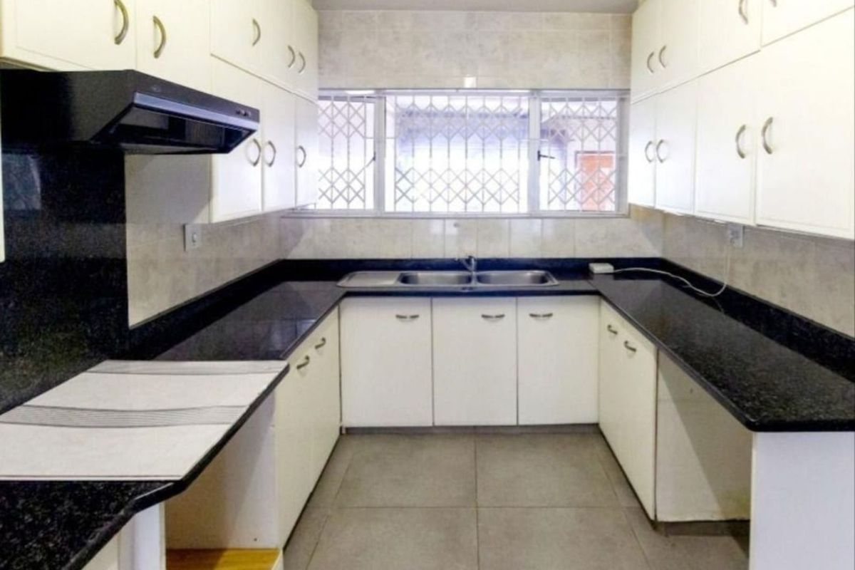 Townhouse For Sale in Bluff - Photo 5