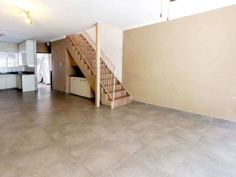 Townhouse For Sale in Bluff - Photo 9