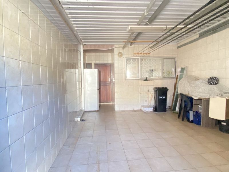 Townhouse For Sale in Bluff - Photo 3