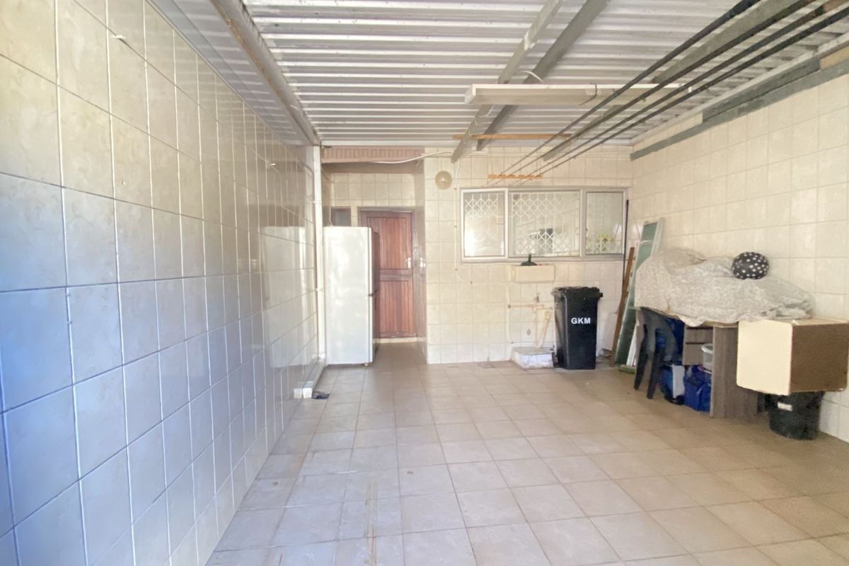 Townhouse For Sale in Bluff - Photo 3