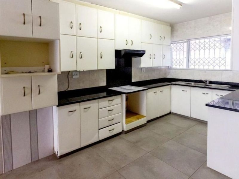 Townhouse For Sale in Bluff - Photo 6