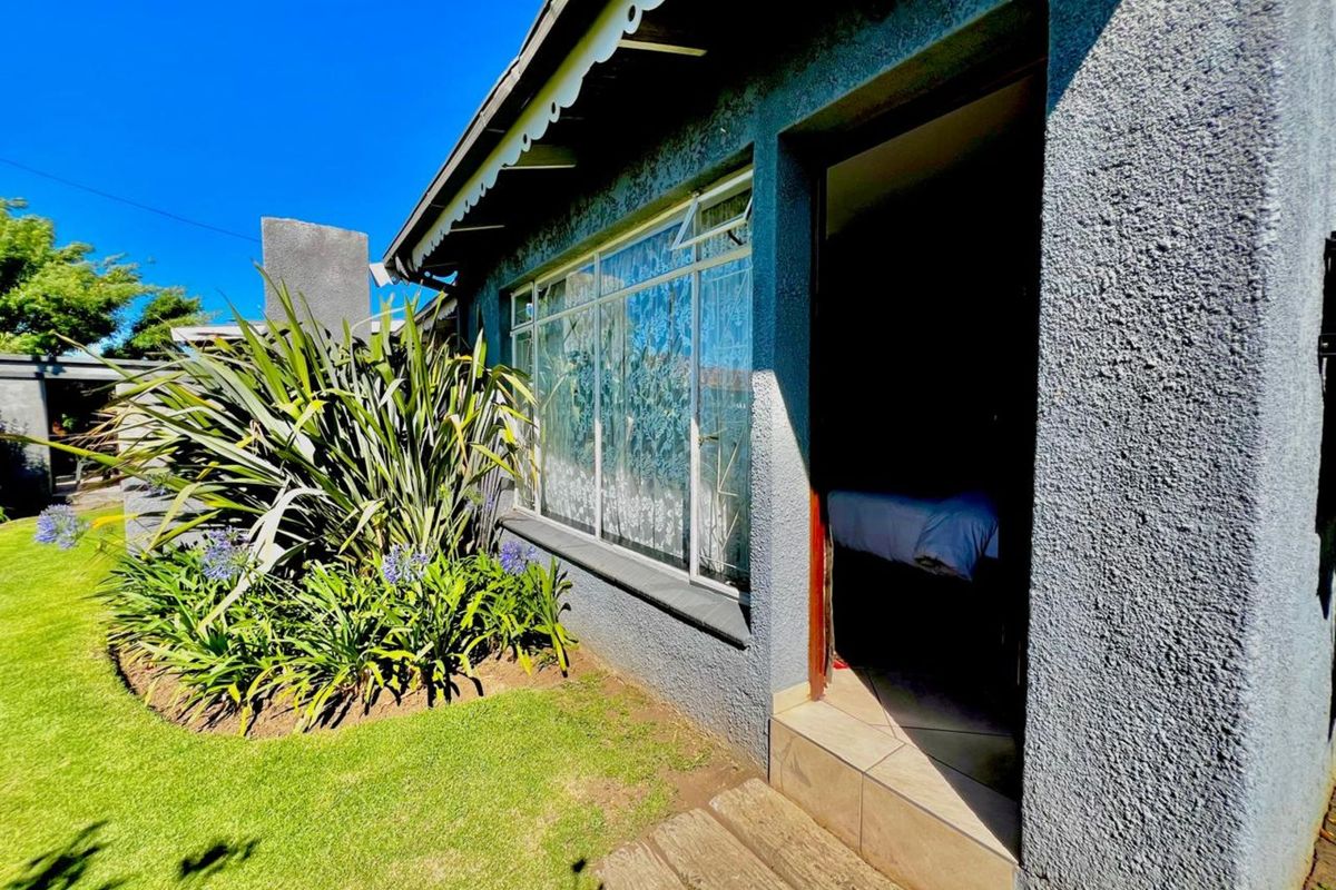 Guest House For Sale in Ermelo Central - Photo 4