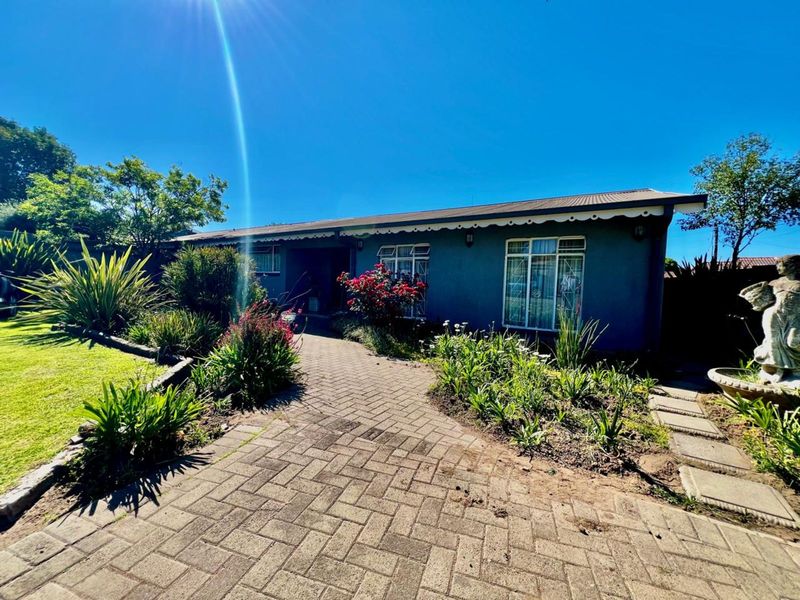 Guest House For Sale in Ermelo Central - Photo 2