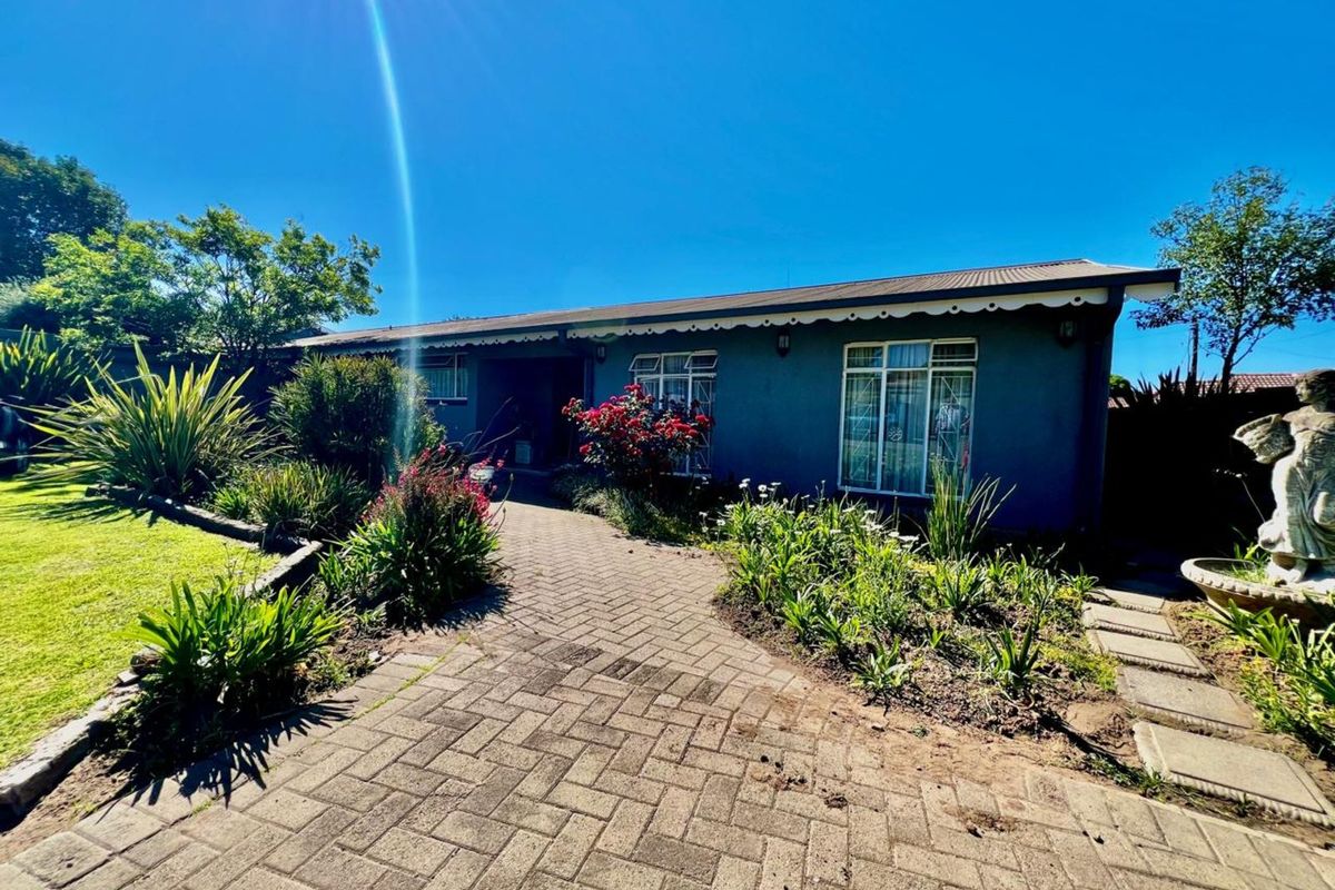 Guest House For Sale in Ermelo Central - Photo 2