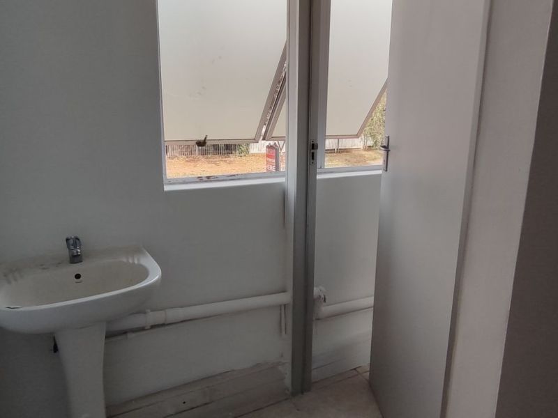 Retail To Rent in Equestria - Photo 8