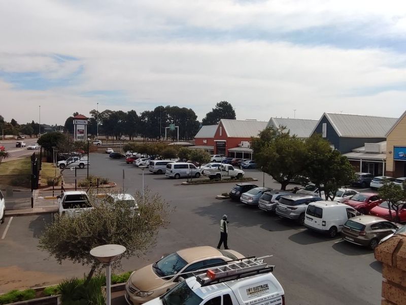 Retail To Rent in Equestria - Photo 10