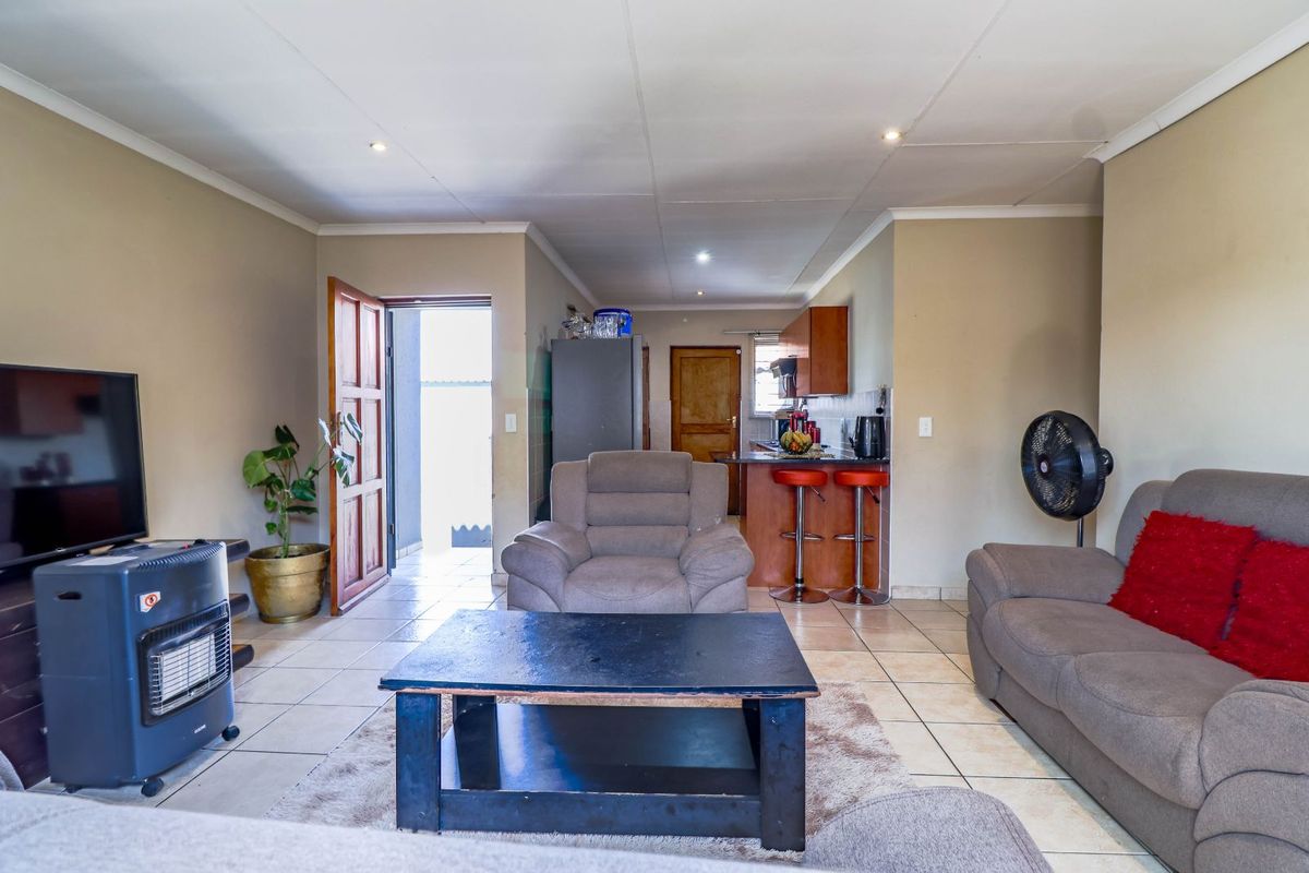 Townhouse For Sale in The Reeds - Photo 3