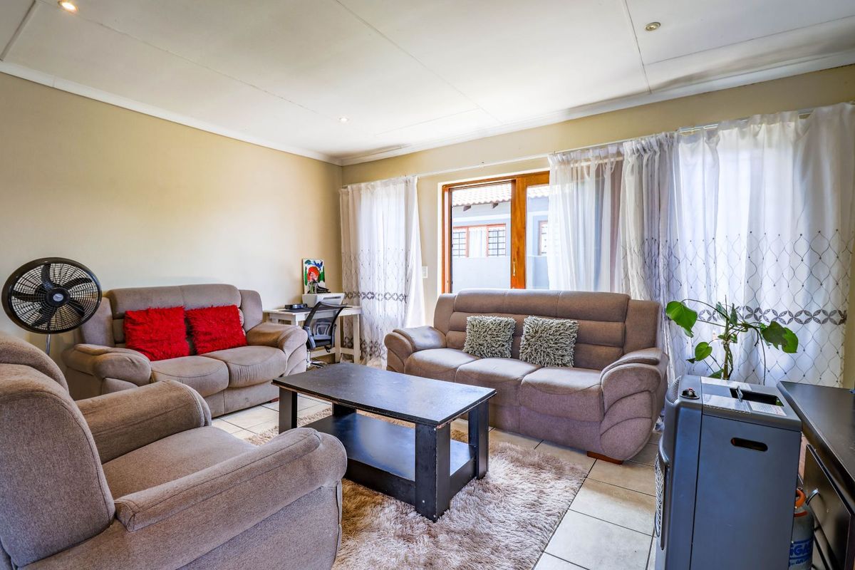 Townhouse For Sale in The Reeds - Photo 2