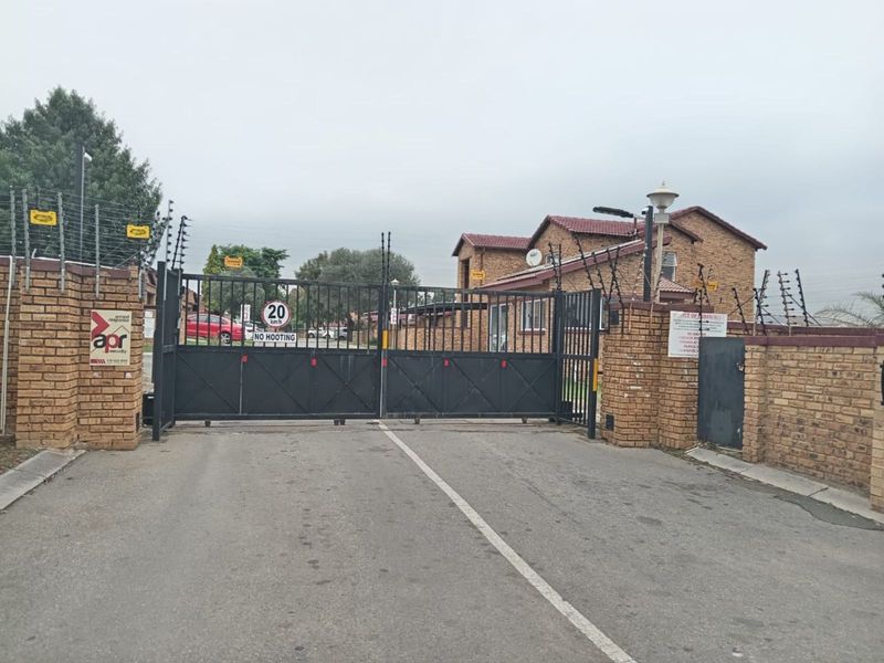 Apartment For Sale in Honeypark - Photo 2