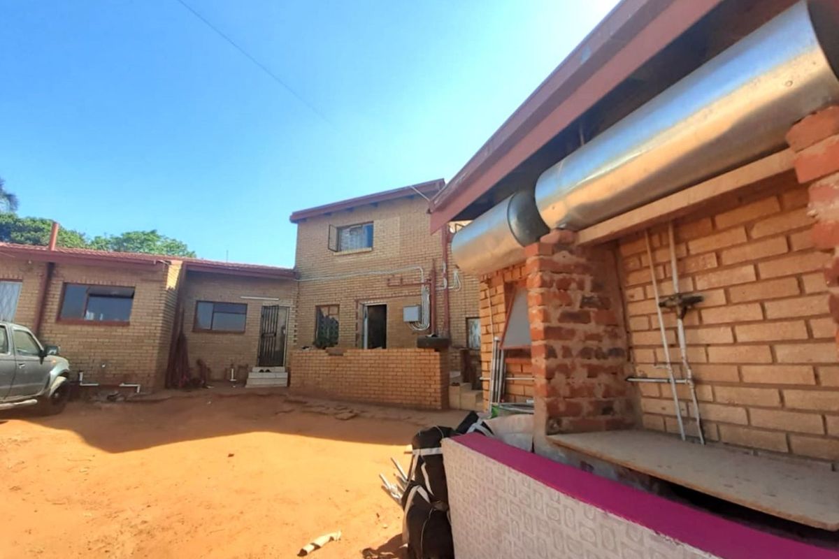 House For Sale in Laudium - Photo 2