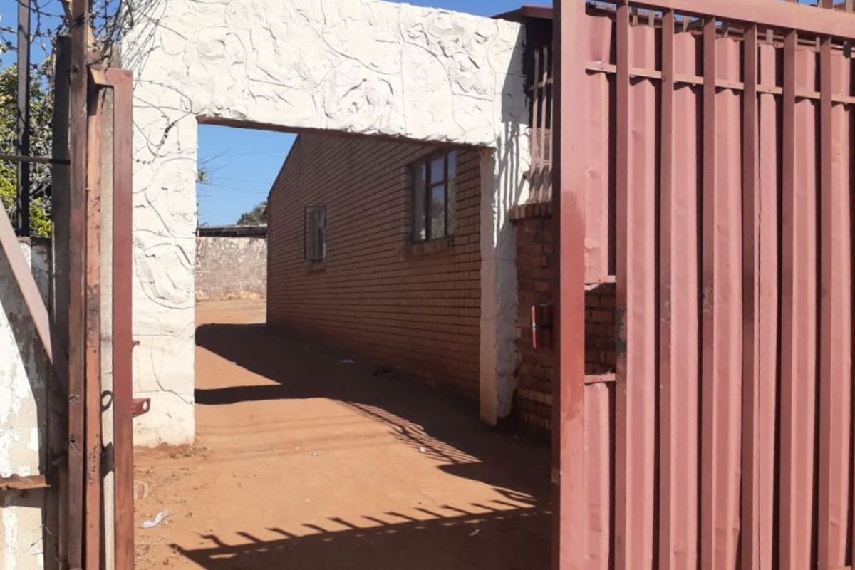 House For Sale in Laudium - Photo 3