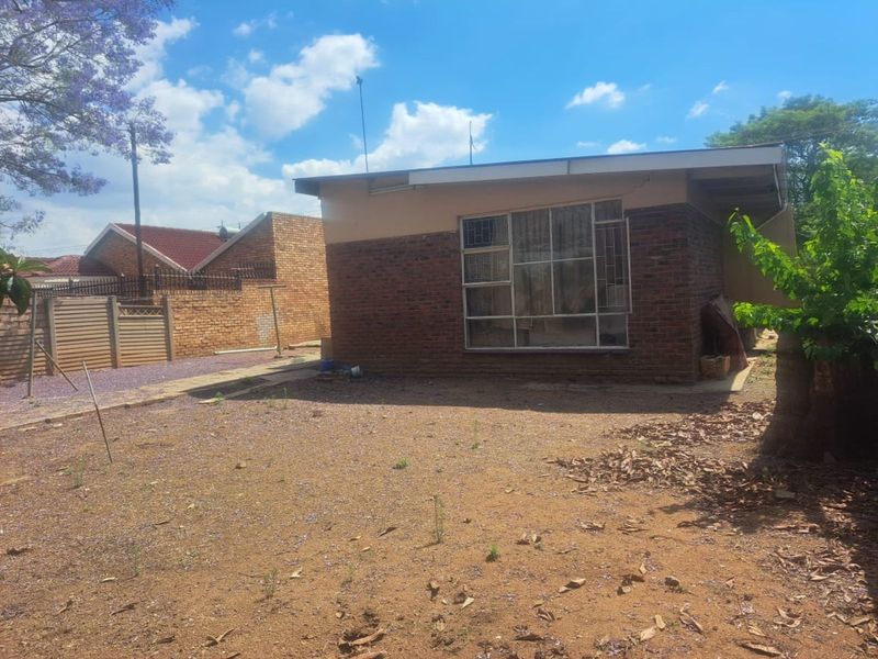 House For Sale in East Lynne - Photo 2