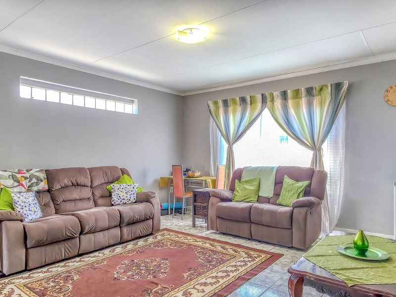 Townhouse For Sale in Lindhaven - Photo 2